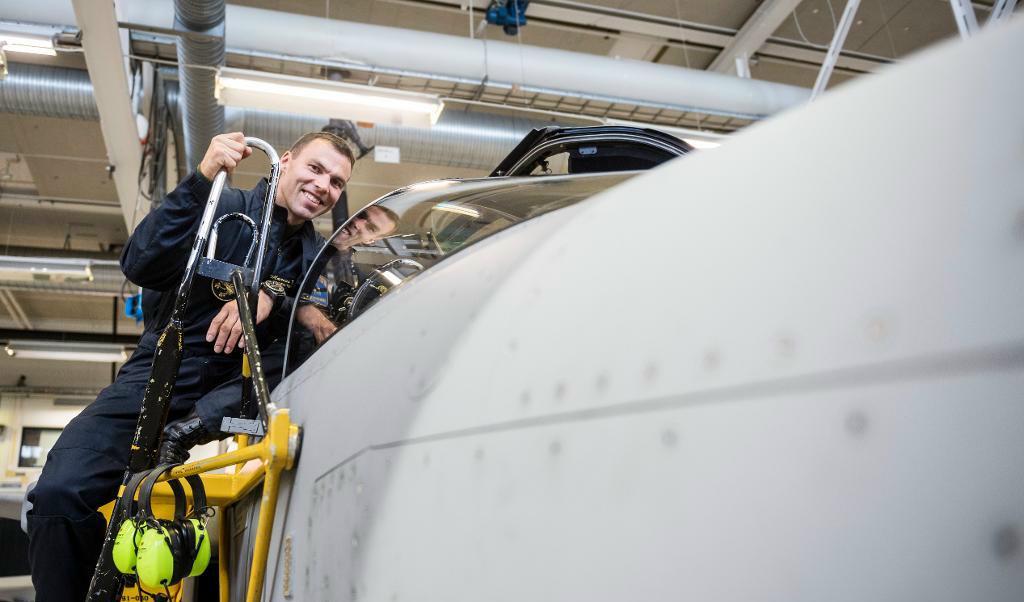 

Testpilot Marcus Wandt när Saab visar upp sin nya modell 39-8 Jas Gripen E i hangaren i Linköping. Foto: TT                                                                                        