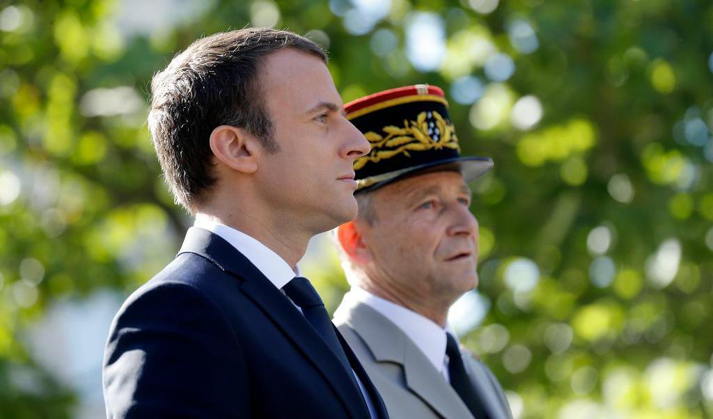 
Frankrikes president Emmanuel Macron och försvarschefen Pierre de Villiers under Frankrikes nationaldagsfirande den 14 juli. Foto: Etienne Laurent/Pool/AP/TT                                            