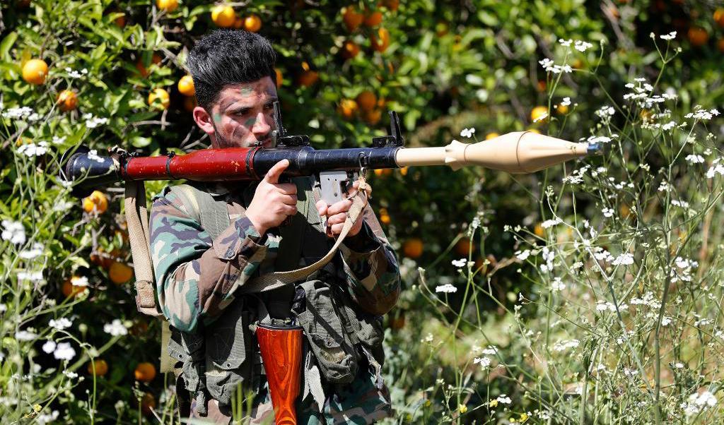 
En Hizbollahkrigare poserar för medier i södra Libanon. Foto: TT-arkivbild                                            