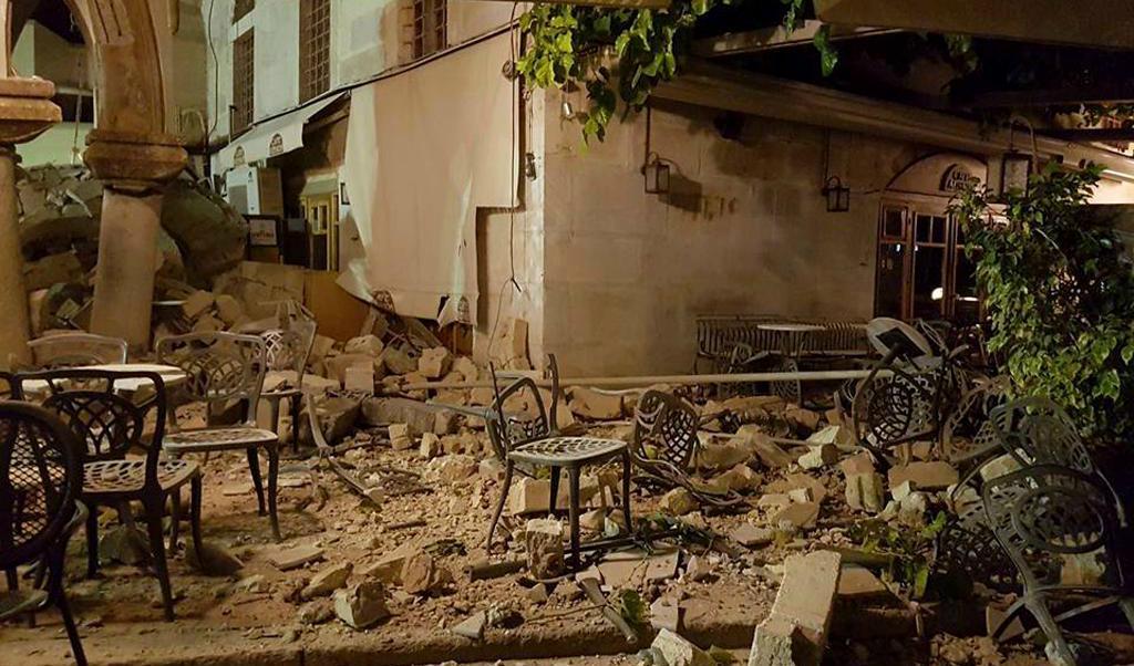 
Ett kafé i ruiner efter den kraftiga jordbävningen på den grekiska ön Kos. Nu väljer många resenärer att ställa in sina semesterplaner. Foto: Sander van Deventer/AP/TT                                            