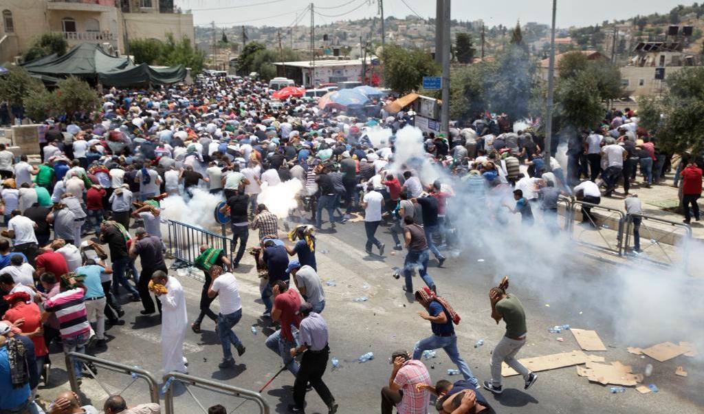 Israelisk polis använde tårgas för att skingra folkmassor under oroligheterna i Jerusalem. Foto:
Mahmoud Illean/AP/TT