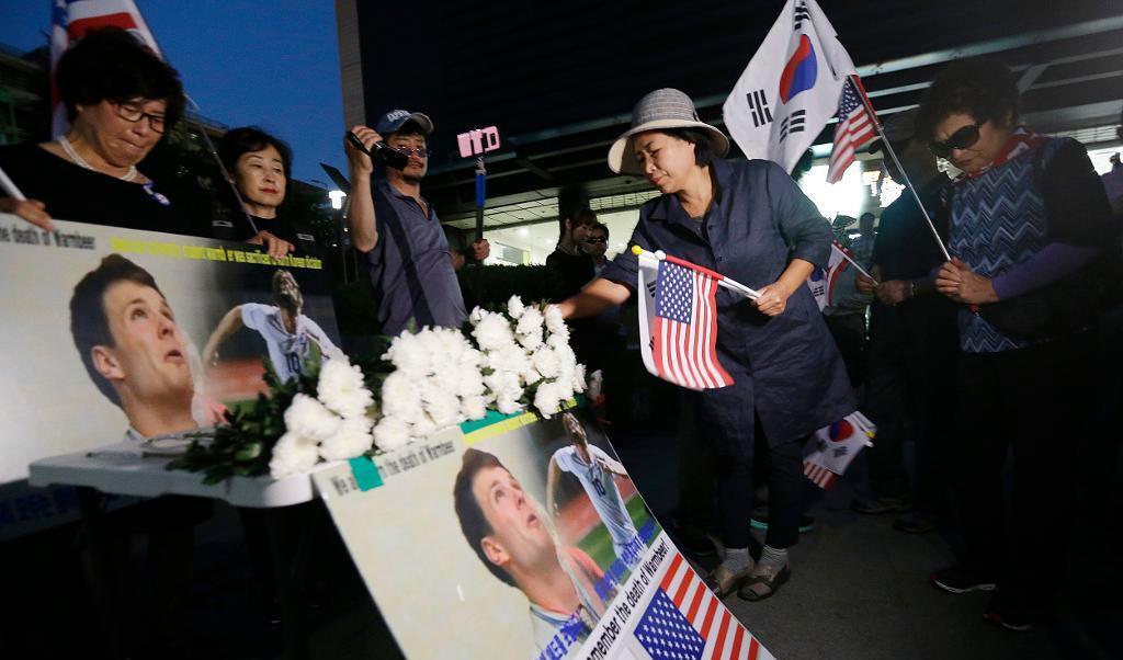 Minnesmanifestation för den avlidne amerikanske studenten Otto Warmbier nära amerikanska ambassaden i sydkoreanska Seoul i juni i år. Arkivbild. Foto:
Ahn Young-Joon/AP/TT