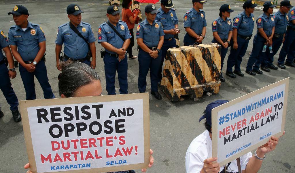 Protester tidigare i veckan mot det väntade beslutet att förlänga krigslagarna i Mindanao i södra Filippinerna. Foto: Bullit Marquez/ AP/ TT