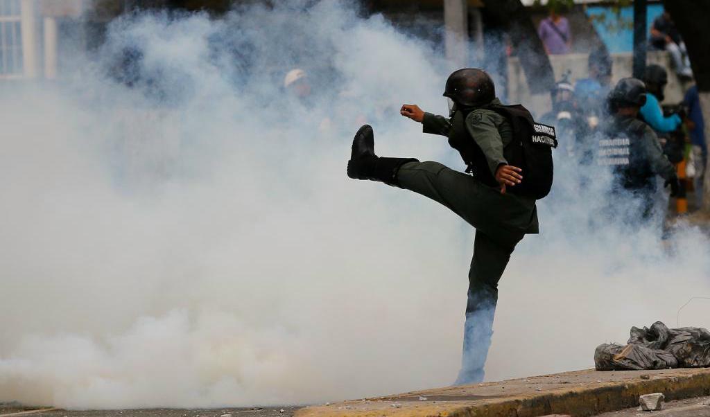 Nya våldsamma protester i Caracas på lördagen. Foto: Ariana Cubillos/AP/TT