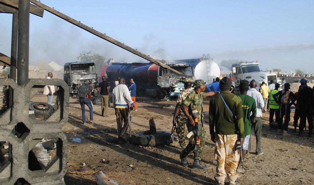 
En tidigare attack vid tankbilar i Maiduguri, Nigeria. Foto: Jossy Ola/AP/TT-arkivbild                                            