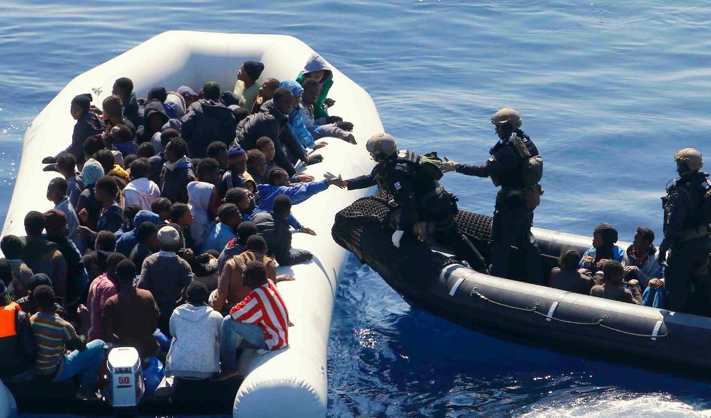 
Tyska marinsoldater i EU-insatsen operation Sophia närmar sig en båt med fler än hundra migranter, utanför Libyens kust. Foto: Matthias Schrader/AP/TT                                            