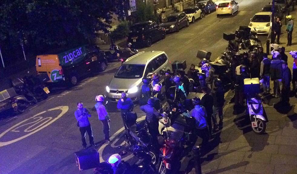 
Den 13 juli utförde män på mopeder fem frätattacker i London, flera skadades. Foto: Sarah Cobbold/AP/TT                                            