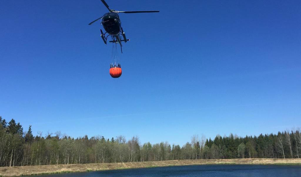 
Finland går över till att använda enbart helikoptrar vid brandsläckning från luften. Brandsläckningsplanen säljs till Ryssland. På bilden brandsläckning på Gotland. Foto: TT-arkivbild                                            
