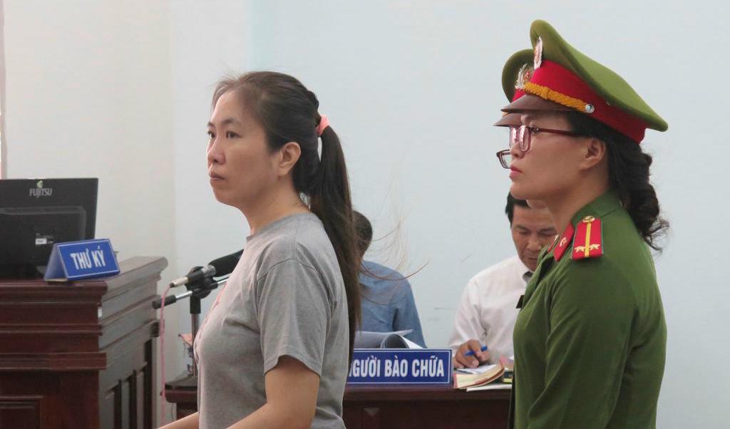 

Bloggaren Nguyen Ngoc Nhu Quynh, inför rätta i slutet av juni. Hennes dom på tio års fängelse har nu följts av en nioårig dom för bloggaren Tran Thi Nga. Foto: Tran Van Minh/AP/TT-arkivbild                                                                                        
