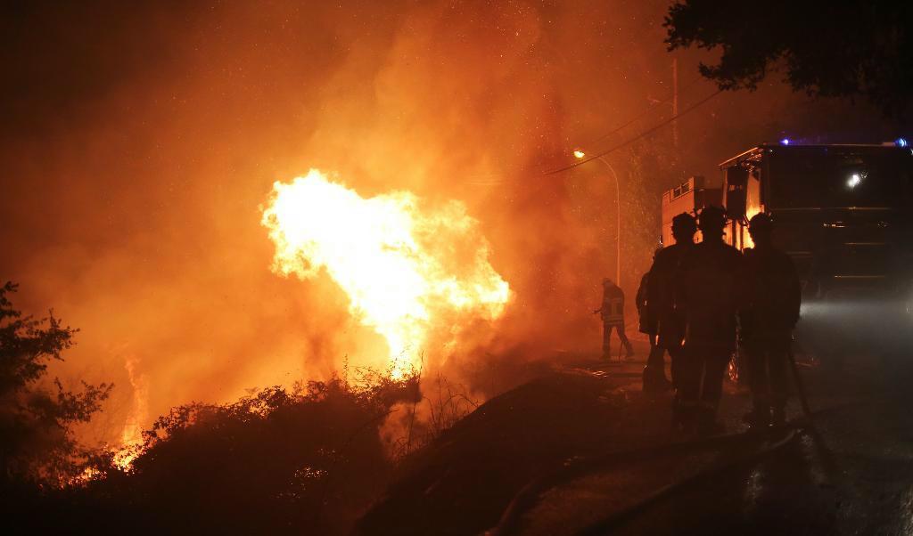 
Brandmän arbetar vid Biguglia, Korsika. Foto: Raphael Poletti/AP/TT                                            