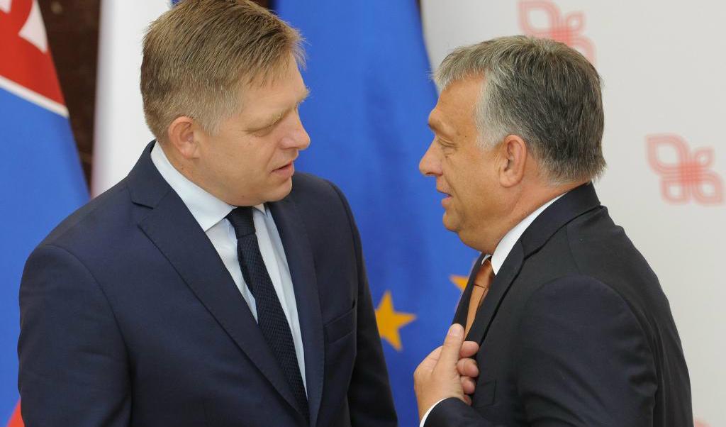 
Slovakiens premiärminister, Robert Fico, till vänster, och hans ungerska kollega Viktor Orbán i samtal inför ett möte med den tyska förbundskanslern Angela Merkel i fjol. Foto: Alik Keplicz/AP/TT                                            