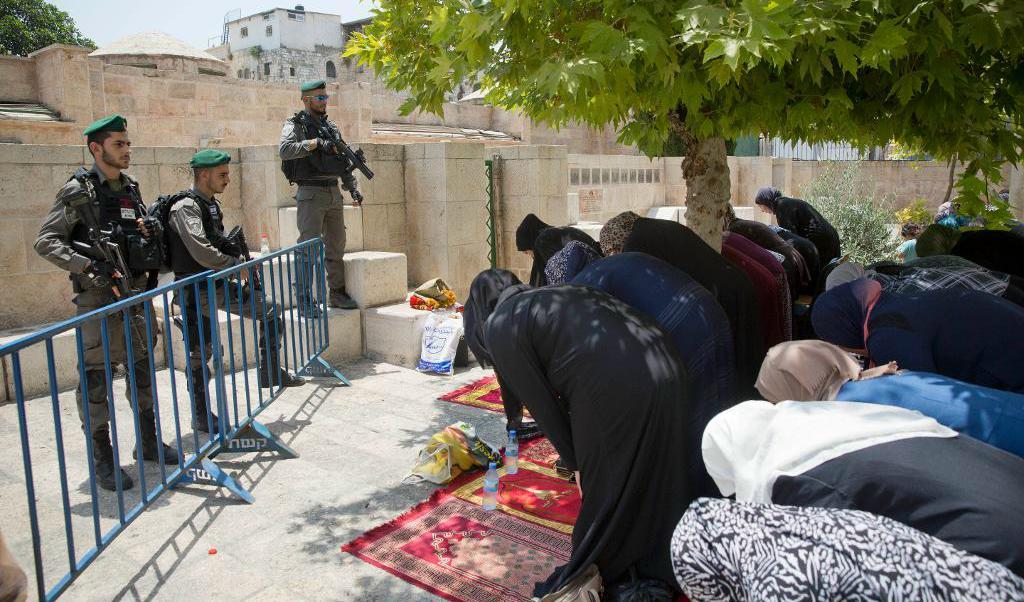 
I tisdags togs bilden av muslimska kvinnor i bön, i protest utanför Lejonporten i Jerusalem, med israeliska gränspoliser på vakt. Nu har Israel tagit bort övervakningskameror och metalldetektorer, och muslimska ledare uppmanar de troende att gå in på området där de heliga platserna ligger. Foto: Oded Balilty/AP/TT                                            