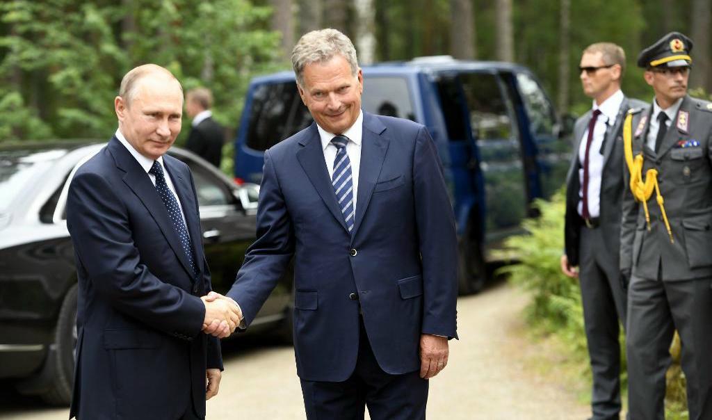 
Sauli Niinistö välkomnar sin ryske presidentkollega Vladimir Putin till Nyslott. Foto: Martti Kainulainen AP/TT                                            