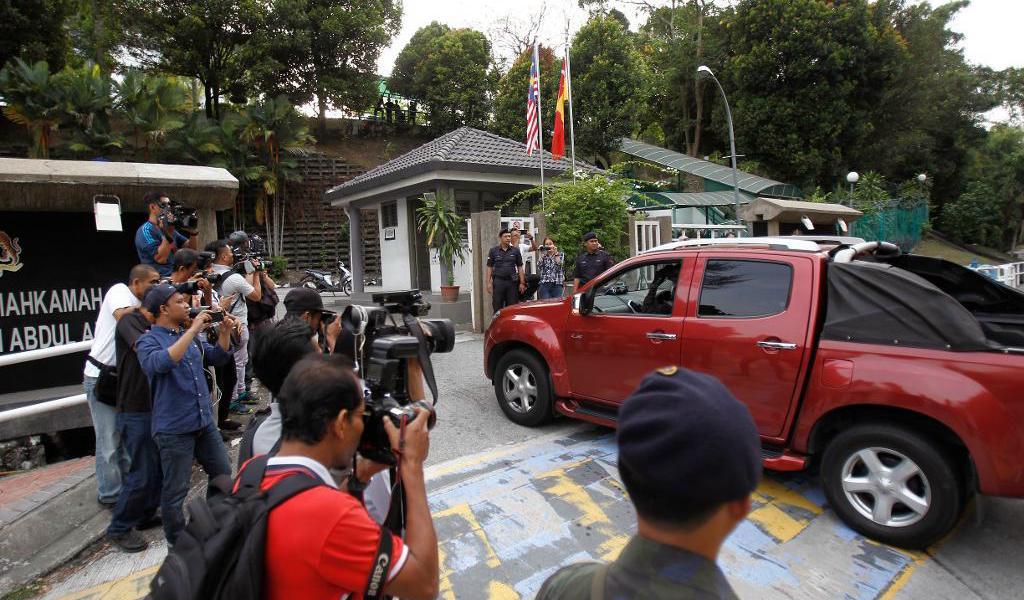 
Stort pressuppbåd i Kuala Lumpur när de båda kvinnorna anlände till rätten på torsdagen. Foto: Daniel Chan/AP/TT                                            
