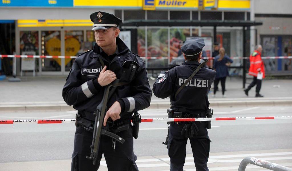 Polisavspärrningar vid stormarknaden i Hamburg efter knivdådet i går. Foto: Markus Scholz/AP/TT