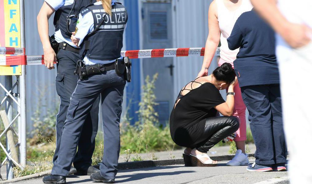 Skakade vittnen och poliser utanför Grey Club i Konstanz, där en man sköt ihjäl en person och skadade flera innan han själv fick sätta livet till när polisen ingrep. Foto: Felix Kästle/AP/TT