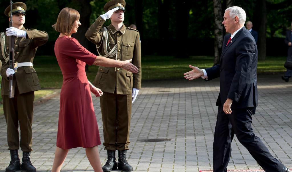 
USA:s vicepresident Mike Pence hälsar på Estlands president Kersti Kaljulaid. Foto: Mindaugas Kulbis/AP/TT                                            