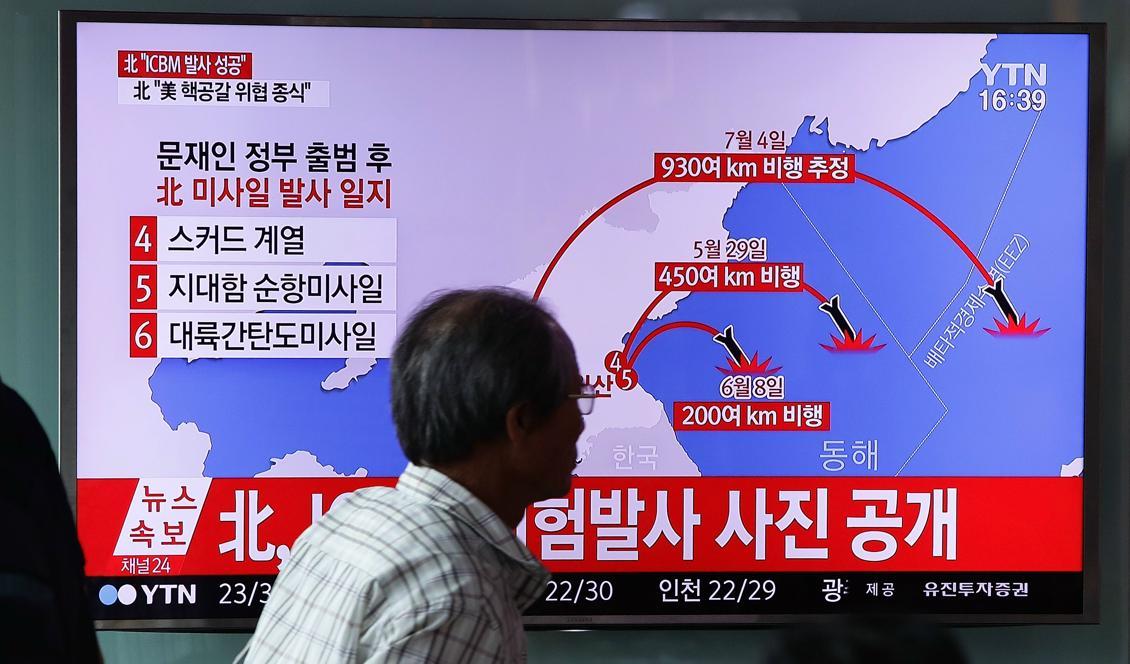 

En man ser på sydkoreansk tv-utsändning om Nordkoreas senaste missil, 4 juli. En ny uppskjutning väntas på torsdag. Foto: Chung Sung-Jun/Getty Images                                                                                        