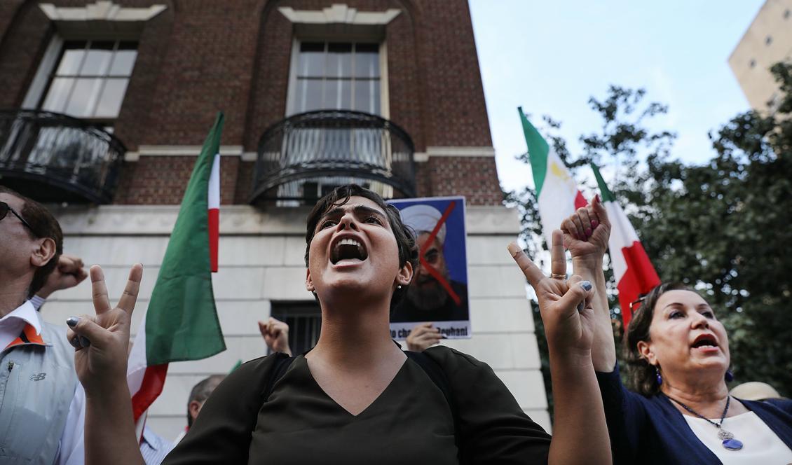 

Samtidigt som USA:s regering meddelade var de står i Iran-frågan var Javad Zarif, Irans utrikesminister i USA där han mötes av demonstranter. Foto: Spencer Platt/Getty Images                                                                                        