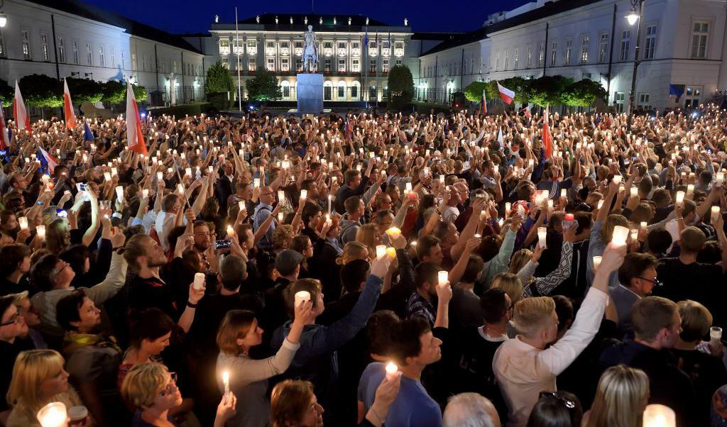 




Kraftfulla protester i Polen framför presidentpalatset i Warszawa. De ber president Duda att avslå lagen om ett förändrat rättssystemet. Foto: Adam Chelstowski/AFP/Getty Images                                                                                                                                                                                                                            