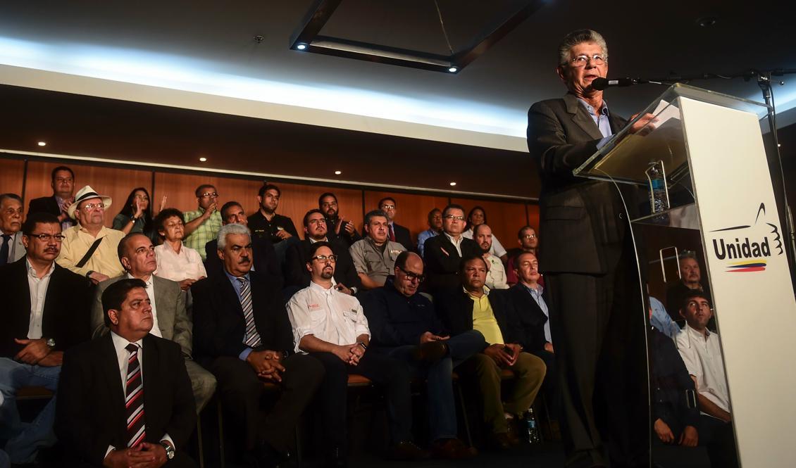 Oppositionens ledare Henry Ramos Allup presenterar oppositionens guidelines för ett eventuellt regerande. Foto: Ronaldo Schemidt/AFP/Getty Images