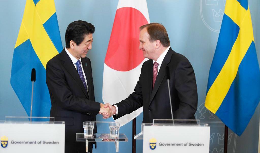 

Statsminister Stefan Löfven (S), till höger i bild, håller presskonferens med Japans premiärminister Shinzo Abe. Foto: Maja Suslin/TT                                                                                        
