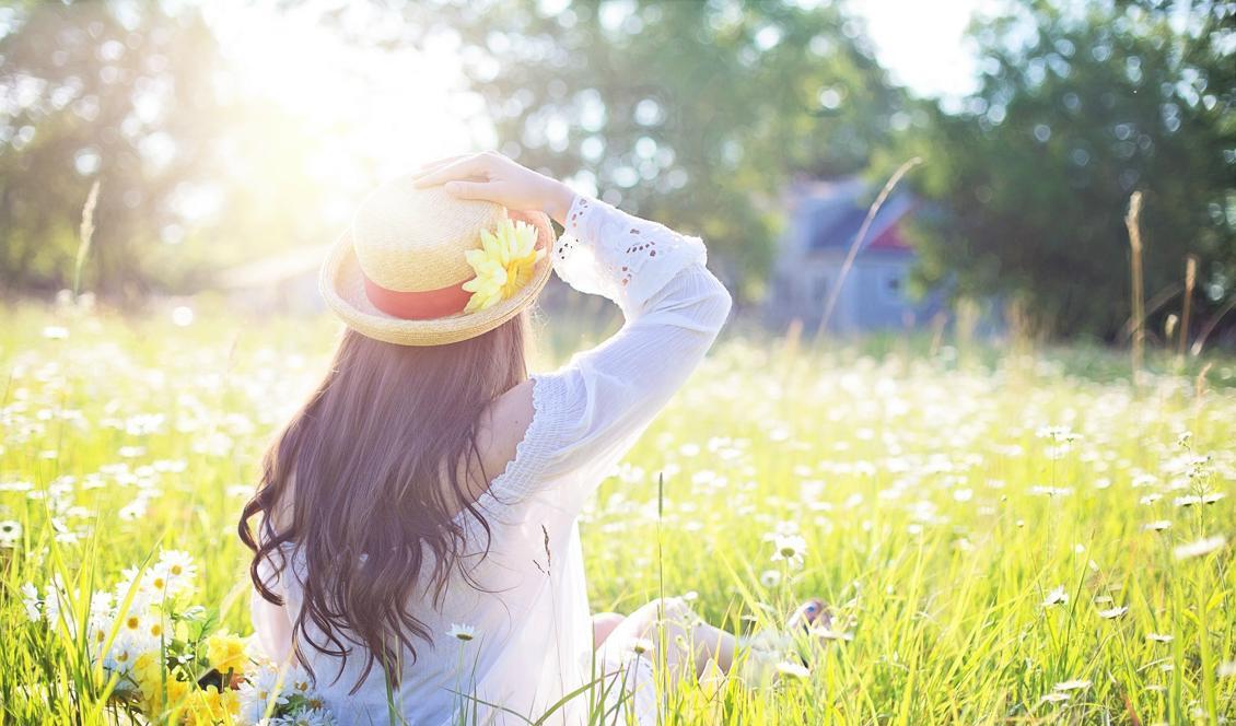 





Enkla knep kan göra susen för sommarhåret. En solhatt är bra på många sätt. Förutom att det ser snyggt ut, skyddar den hårbenan från att bli bränd av solen och ger också ansiktet lite skugga.                                                                                                                                                                                                                                                                        