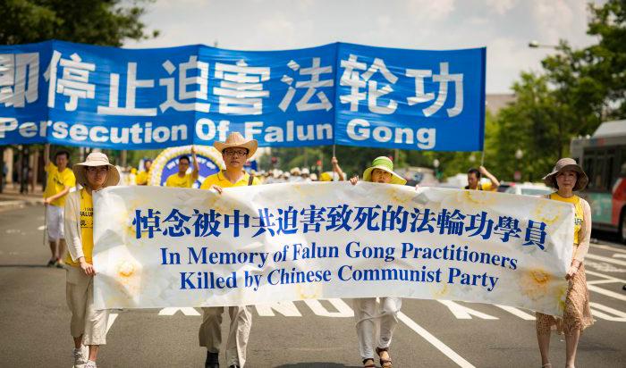 Hundratals falungong-utövare marscherade i Washington för att upmärksamma förföljelsen  i Kina, den 20 juli 2017. Foto: Benjamin Chasteen
