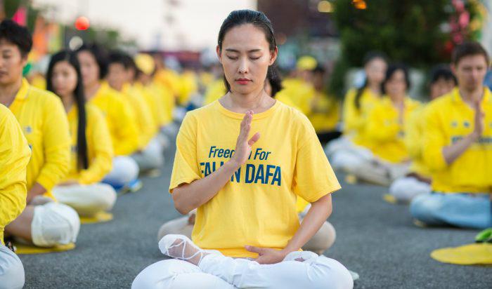 Hundratals falungong-utövare höll en ljusvaka till minne av offren för Kinas förföljelse mot falungong, framför kinesiska konsulatet i New York den 16 juli 2017.  Foto: Benjamin Chasteen