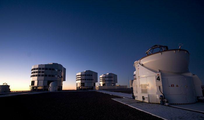 



Nattlig vy över fyra teleskop vid Europeiska sydobservatoriet (ESO) 15 sept 2008 i chilenska Paranal. Bild: Martin Bernetti/AFP/Getty Images                                                                                                                                                                                