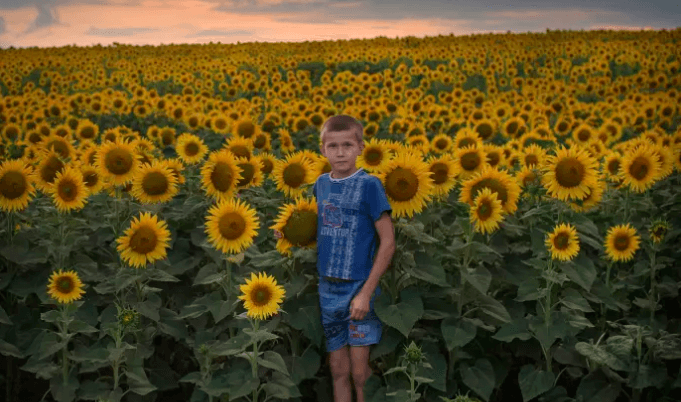 













"Silent Land" är ett porträtt av livet i Moldavien. Här är lilla Benjamin, en av nio barn i familjen Gradinary som bor med sin mamma i byn Chetrosu när fadern jobbar utomlands för att försöka försörja familjen. Photo: Åsa Sjöström, detalj                                                                                                                                                                                                                                                                                                                                                                                                                                                                                                                                                                                                                                        
