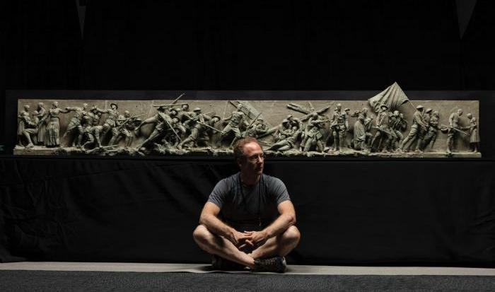 










Skulptören Sabin Howard sitter framför maquetten han skapade för "En soldats resa" – USA:s minnesmärke över första världskriget, vid Weta Workshop i Wellington, Nya Zeeland, i november 2017. Foto: Sabin Howard                                                                                                                                                                                                                                                                                                                                                                                                                                                                                                    