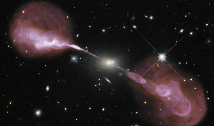 



Het gas slår ut från ett svart hål i hjärtat av en stor galax som kallas Hercules A. Bild: https://public.nrao.edu/mediause
                                                                                                                                                                                