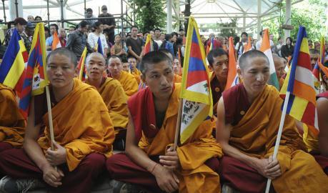 
Tibetanska munkar i exil från Kirti-klostret protesterar i Indien. Foto: STR / AFP                                            