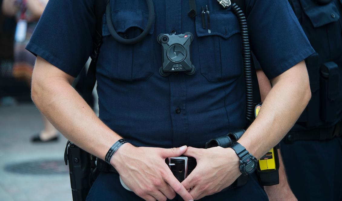 En polis i Cleveland i USA har en kroppskamera på sig under en protestaktion 18 juli 2016. Om några månader kommer uniformerade poliser i Malmö och Stockholm att börja bära kroppskameror för att förebygga brott, säkra bevisning och minska hot och våld mot polisen. Foto: Jim Watson/AFP/Getty Images