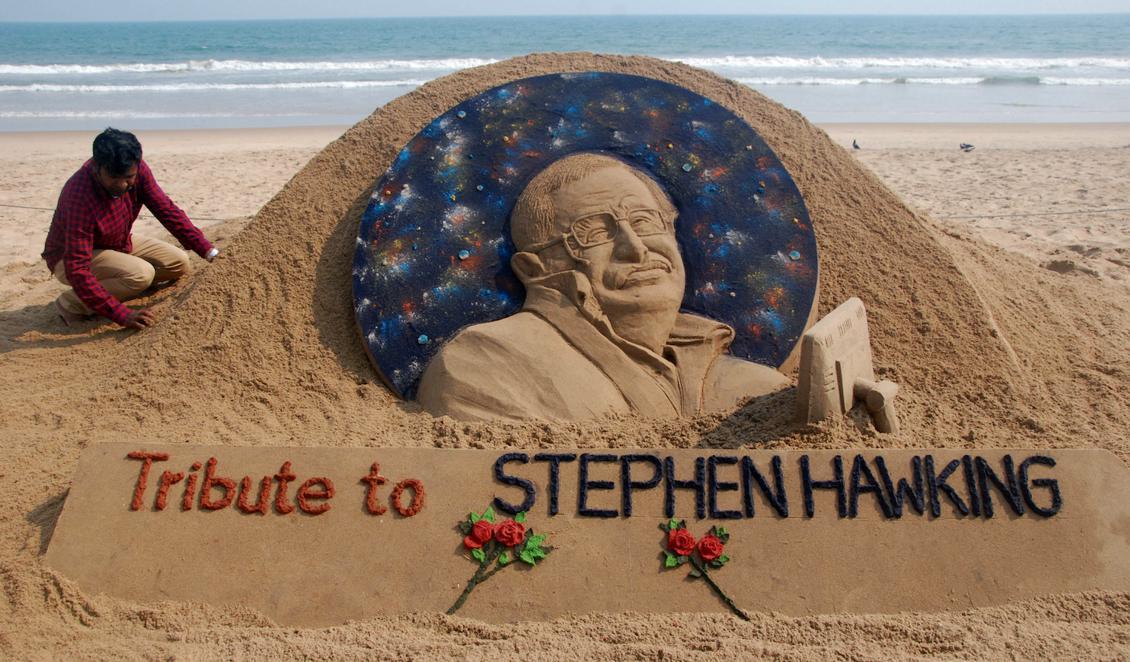 






Sandkonstnären Sudarsan Patnaik fixar med de sista detaljerna på en skulptur till ära av den brittiska fysikern och prisbelönta författaren Stephen Hawking på Puri-stranden, cirka 65 km från Bhubaneswar i Indien den 14 mars 2018. Den kända brittiska fysikern Stephen Hawking, vars mentala geni och fysiska handikapp gjorde honom till ett namn på var mans läppar, och en inspiration över hela världen, dog den 14 mars, 76 år gammal. 1988 gav han ut boken "A Brief History of Time", som blev en stor världsomspännande bästsäljare. Foto: Asit Kumar/ AFP FOTO                                                                                                                                                                                                                                                                                                                     