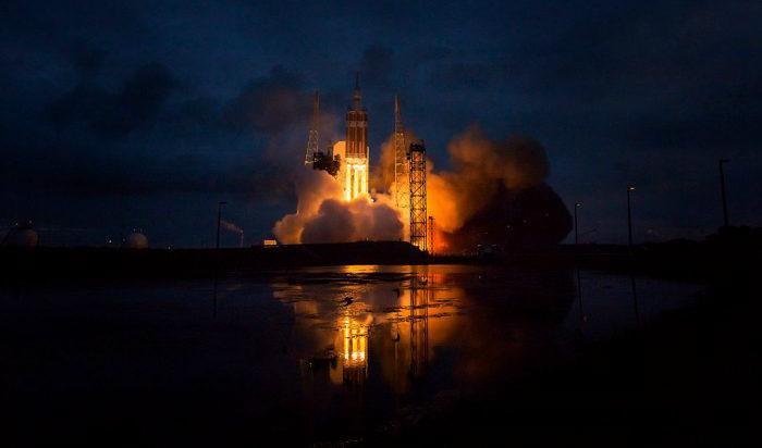 



Delta IV Heavy-raketen med NASAs rymdfarkost Orion fastmonterad lyfter från Cape Canaveral Air Force Stations Space Launch Complex 37 klockan 7.05 5 december 2014, Florida. Foto: Bill Ingals/NASA via Getty Images                                                                                                                                                                                