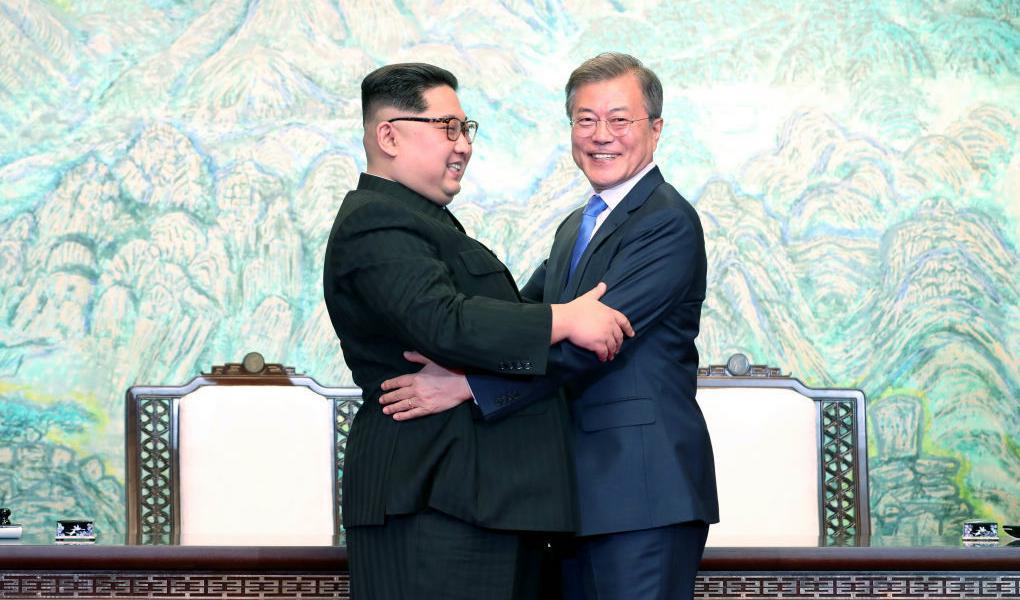 


Nordkoreas ledare Kim Jong-un och Sydkoreas president Moon Jae-In omfamnade varandra den 27 april 2018 efter att ha skrivit på ett fredsavtal  i Panmunjom. Foto: Korea Summit Press Pool/Getty Images                                                                                                                                    
