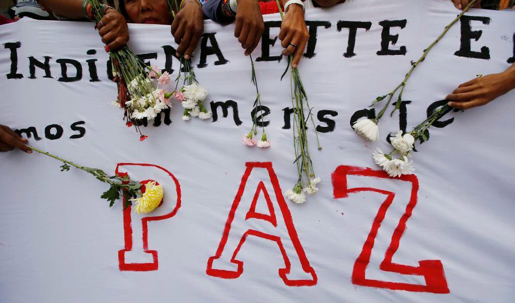 






En banderoll med ordet "fred" vid en fredsmarsch i Bogotá i Colombia i oktober 2016. (Foto: Fernando Vergara/AP/TT)                                                                                                                                                                                                                                                                                                                    