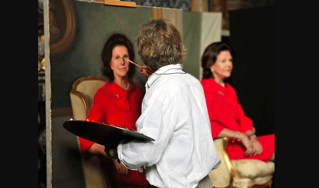 





Urban Larsson när han målade av drottning Silvia. Foto: Privat                                                                                                                                                                                                                                                                        
