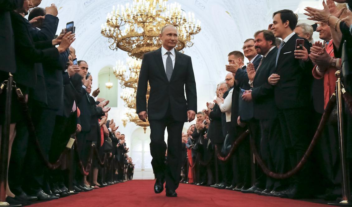 

Vladimir Putin anländer till insvärningsceremonin i Moskva. Foto: Alexander Zemljanitjenko/AP/TT                                                                                        