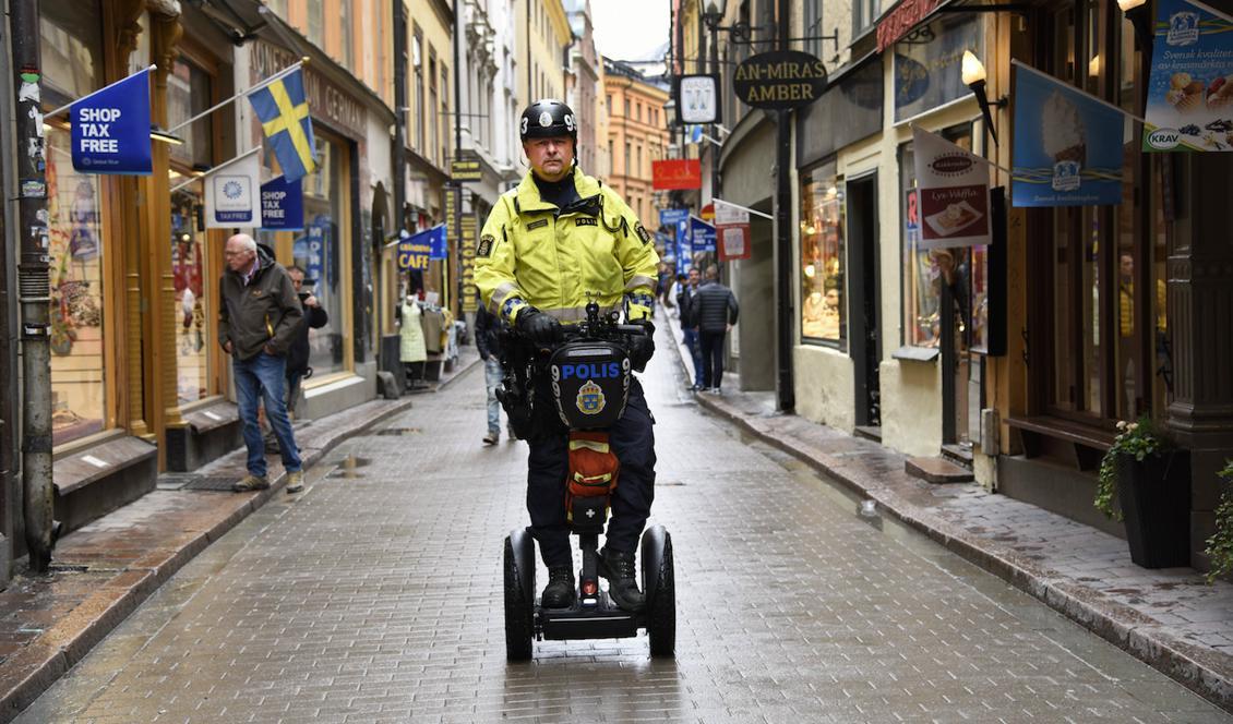 
Mikael Ericson är polis på Södermalm i Stockholm. Hans arbetsfordon är en segway. Här rullar han fram i Gamla Stan. Foto: Marko Säävälä/TT                                            
