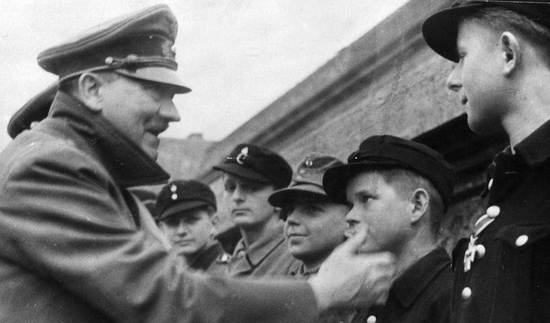 


En av de sista kända bilderna på Adolf Hitler när han möter barnsoldater utanför Führerbunkern i Berlin i april 1945. Tio dagar senare begår Hitler självmord i bunkern. 
 Foto: TT/Arkivbild.                                                                                                                                    
