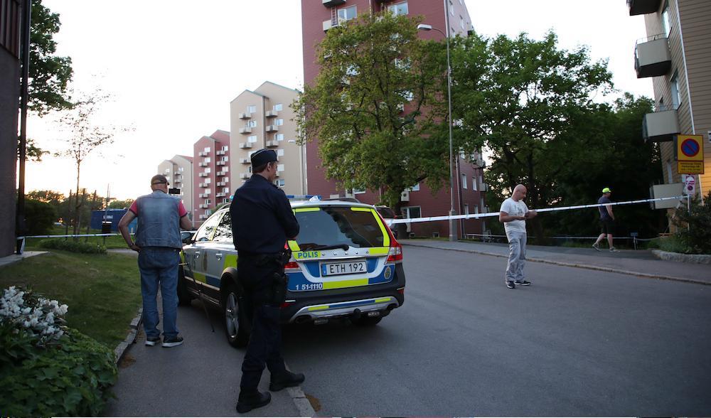 Polisen har spärrat av platsen där en person har skjutits ihjäl i Guldheden i Göteborg. Foto: Adam Ihse/TT