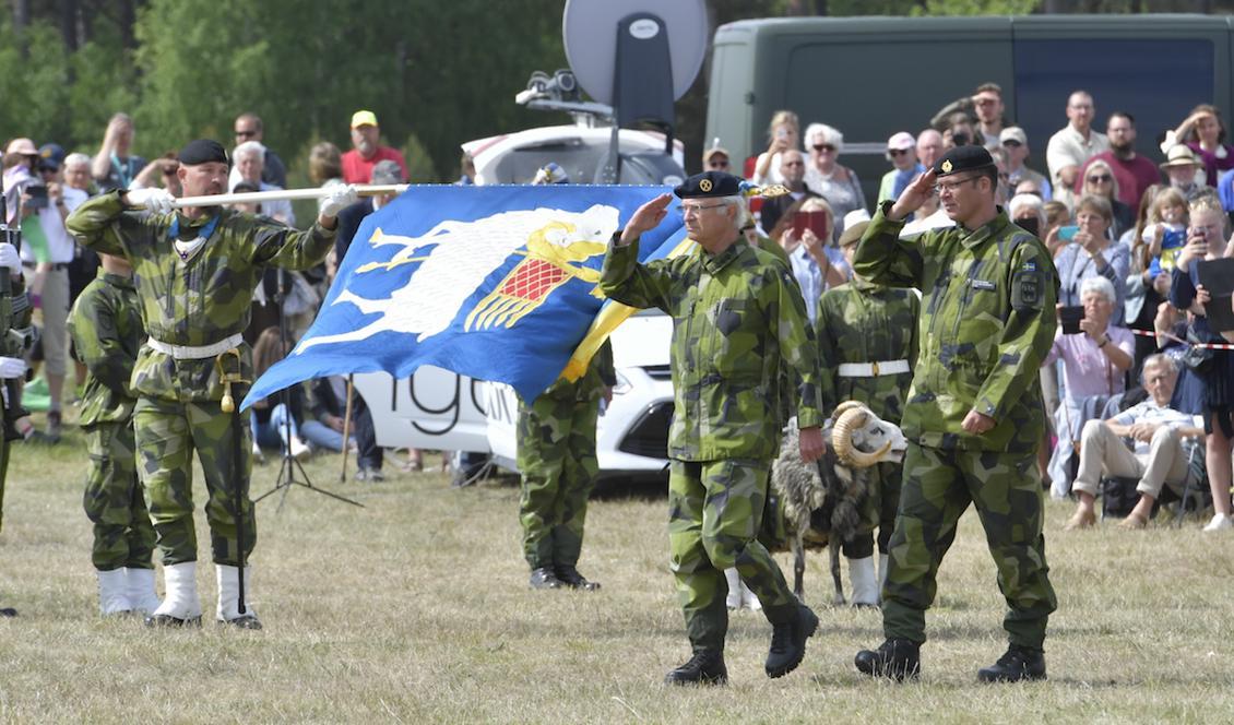 Kung Carl Gustaf deltar i invigningsceremoni Gotlands regemente P 18 i Visby. Foto: Jonas Ekströmer/TT
