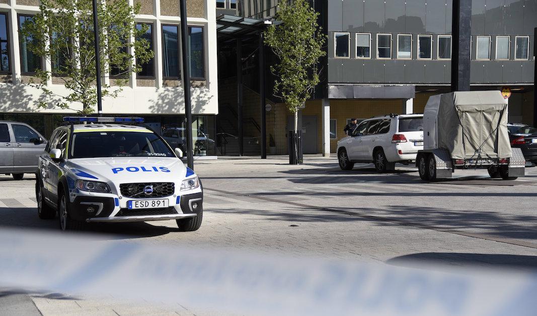











En man har skjutits av polisen i Täby, norr om Stockholm. Foto: Marko Sääväla/TT                                                                                                                                                                                                                                                                                                                                                                                                                                                                                                                                                