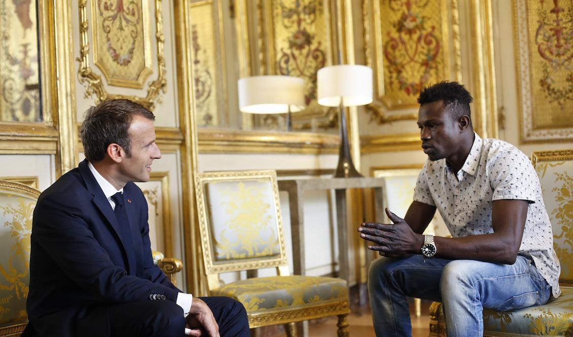 



Frankrikes president Emmanuel Macron med den 22-årige maliern Mamoudou Gassama i Élyséepalatset i Paris. Gassama ska nu ges franskt medborgarskap, har Macron beslutat. Foto: Thibault Camus/AP/TT                                                                                                                                                                                
