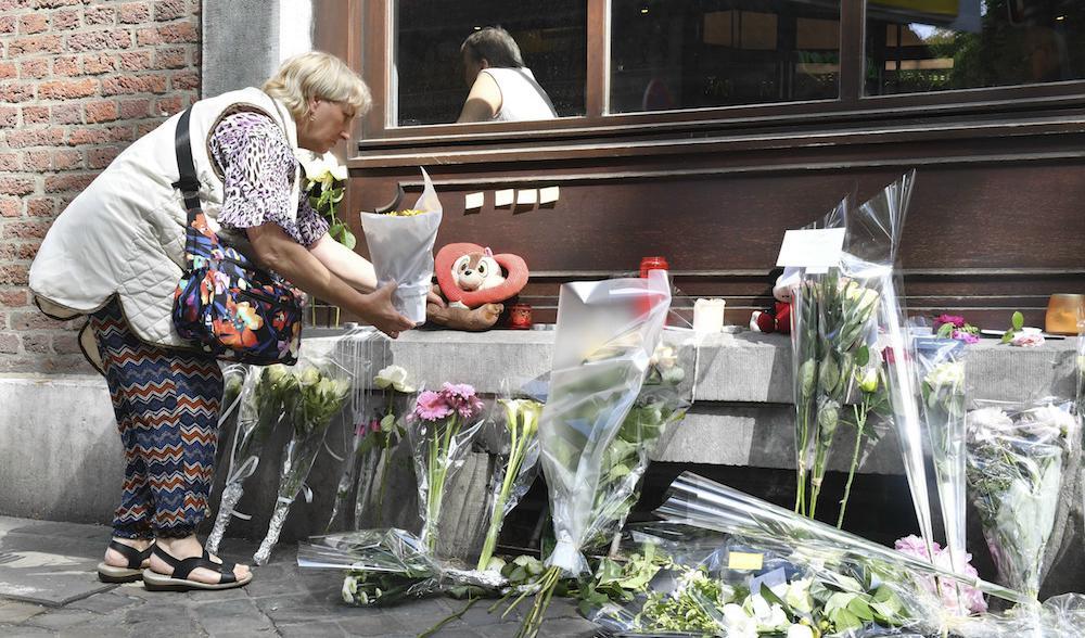 


En kvinna lägger blommor vid minnesplatsen i Liège där tre personer sköts ihjäl i tisdags. Foto: Geert Vanden Wijngaert/AP/TT                                                                                                                                    