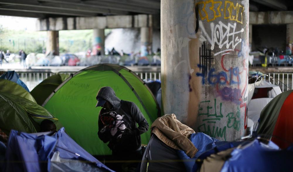



Migranterna i lägret fick lämna sina tält när polisen påbörjade evakueringen på onsdagsmorgonen. Foto: Thibault Camus/AP/TT                                                                                                                                                                                