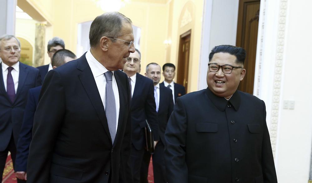 
Rysslands utrikesminister Sergej Lavrov träffade Nordkoreas ledare Kim Jong-Un i Pyongyang. Foto: Valery Sharifulin/TASS/AP/TT                                            